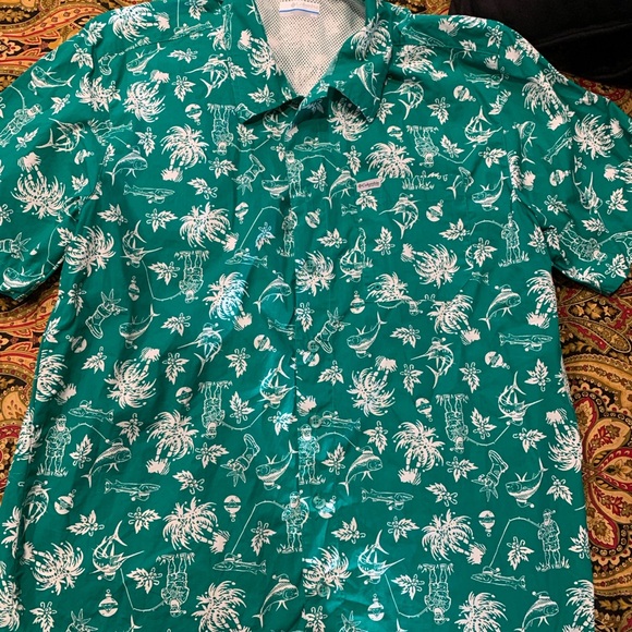Columbia Green Christmas Fish Short Sleeve Shirt Size Med - Picture 2 of 5
